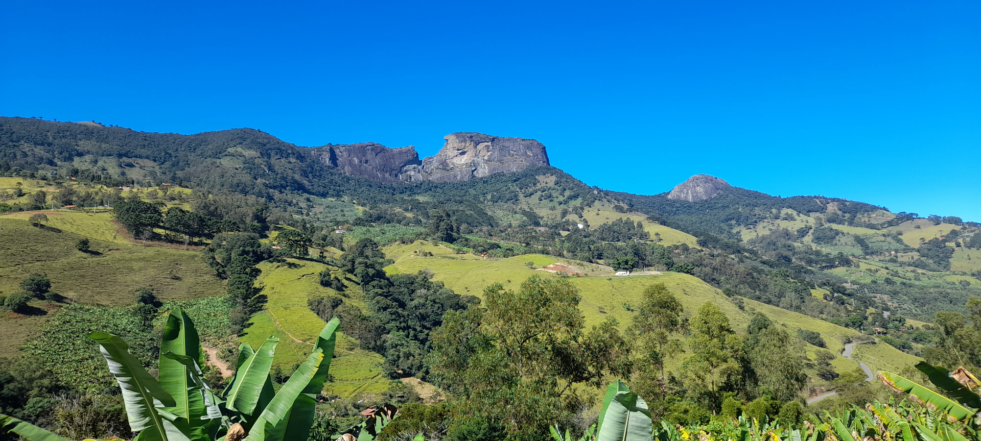 Pedra do Baú em São Bento do Sapucaí com céu azul e vales verdes